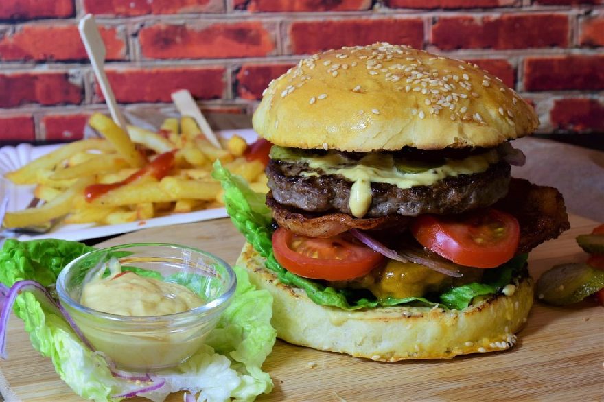 Leckerer Hamburger wie bei der Kochwerkstatt Burgerschmiede in Oelde.